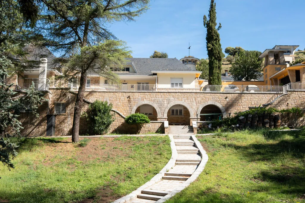 Vista general del centro con jardín, arcos y fachada